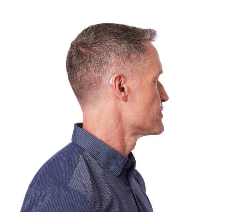 Un homme portant un contour d’oreille (BTE) 2